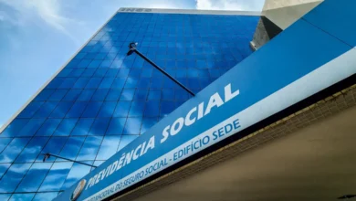 Fachada do prédio da Previdência Social, sede do INSS, com céu refletido nas janelas espelhadas