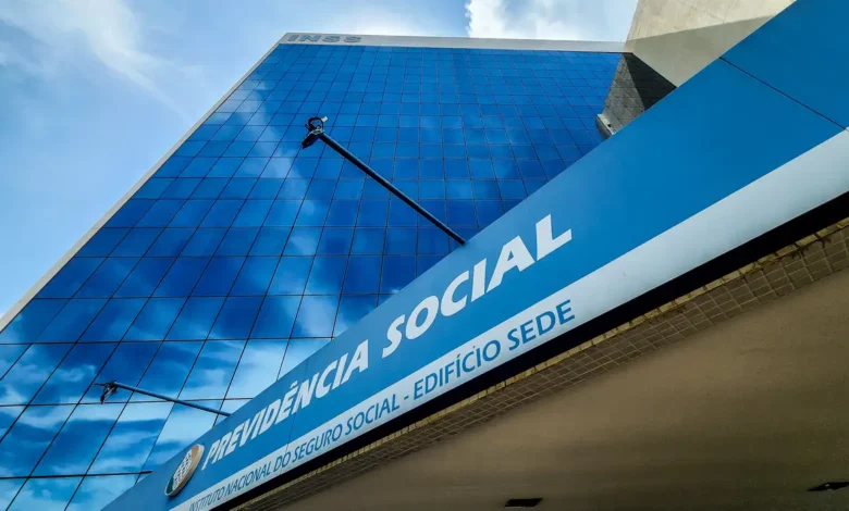 Fachada do prédio da Previdência Social, sede do INSS, com céu refletido nas janelas espelhadas