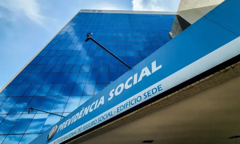 Fachada do prédio do INSS com letreiro de Previdência Social.