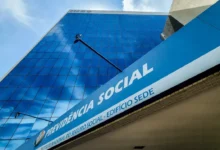 Fachada do prédio do INSS, destacando o edifício da Previdência Social, relacionado ao processo de revisão de benefícios.