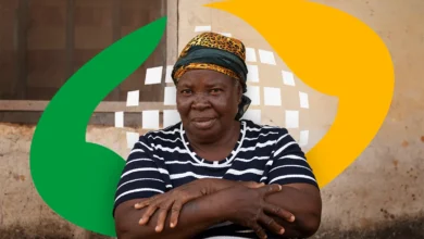 Mulher com blusa listrada e cabeça coberta, representando os beneficiários do INSS.