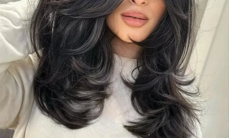 Mulher com corte Marquise Layers exibindo camadas volumosas e elegantes.