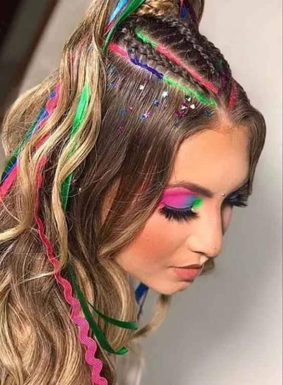  Mulher com penteado vibrante de mechas coloridas, tranças e brilho, ideal para festivais e eventos temáticos.