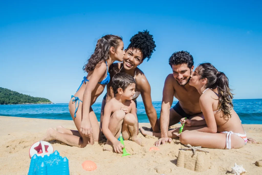 Família se divertindo na praia durante um dia ensolarado