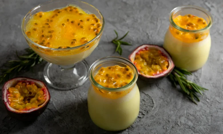 Mousse de maracujá cremoso servido em taças e potes de vidro, decorado com polpa da fruta