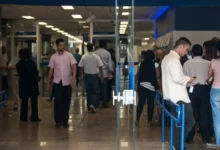 Pessoas em fila dentro de uma agência bancária, simbolizando a movimentação nas agências durante alterações no funcionamento.