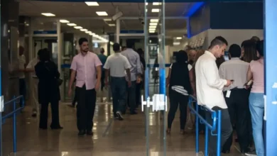 Pessoas em fila dentro de uma agência bancária, simbolizando a movimentação nas agências durante alterações no funcionamento.