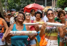 Pessoas celebrando o carnaval, no contexto das mudanças no calendário de benefícios.