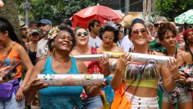 Pessoas celebrando o carnaval, no contexto das mudanças no calendário de benefícios.