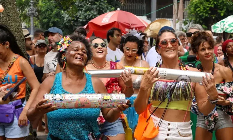 Pessoas celebrando o carnaval, no contexto das mudanças no calendário de benefícios.