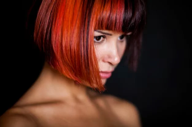 Mulher com cabelo colorido em tom laranja e preto.