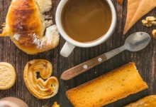 Café da manhã com café, torradas crocantes, biscoitos e pães amanteigados.