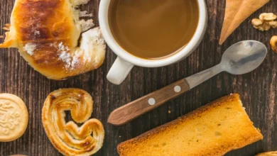 Café da manhã com café, torradas crocantes, biscoitos e pães amanteigados.