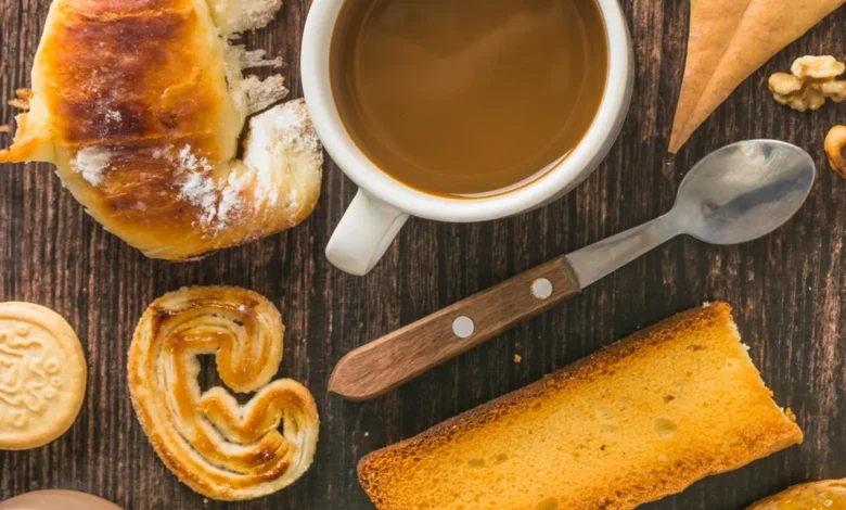 Café da manhã com café, torradas crocantes, biscoitos e pães amanteigados.