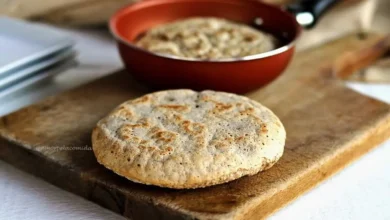 Pão de aveia assado na frigideira, pronto para servir, com uma textura crocante por fora.