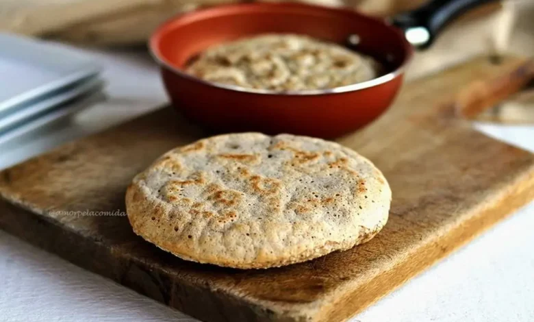 Pão de aveia assado na frigideira, pronto para servir, com uma textura crocante por fora.