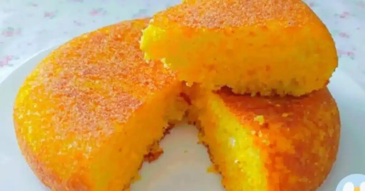 Pão de cuscuz de frigideira, macio por dentro e crocante por fora, cortado ao meio