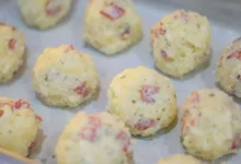 Pãezinhos de tapioca sem glúten prontos para assar em uma forma