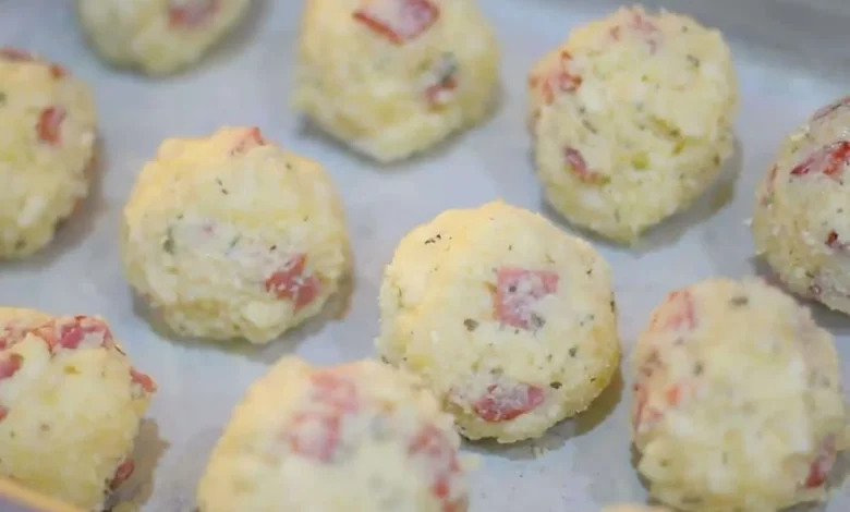 Pãezinhos de tapioca sem glúten prontos para assar em uma forma