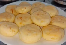 Pãozinhos de tapioca feitos com 2 ovos, prontos para serem servidos como lanche.