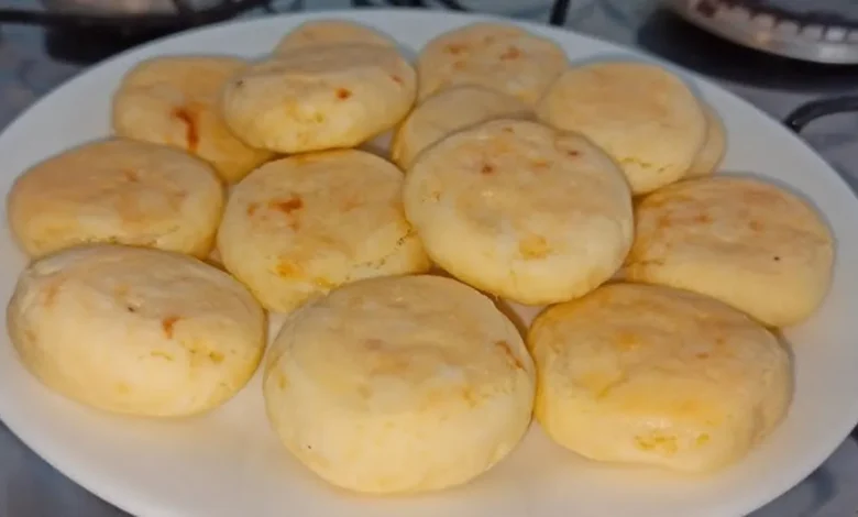 Pãozinhos de tapioca feitos com 2 ovos, prontos para serem servidos como lanche.