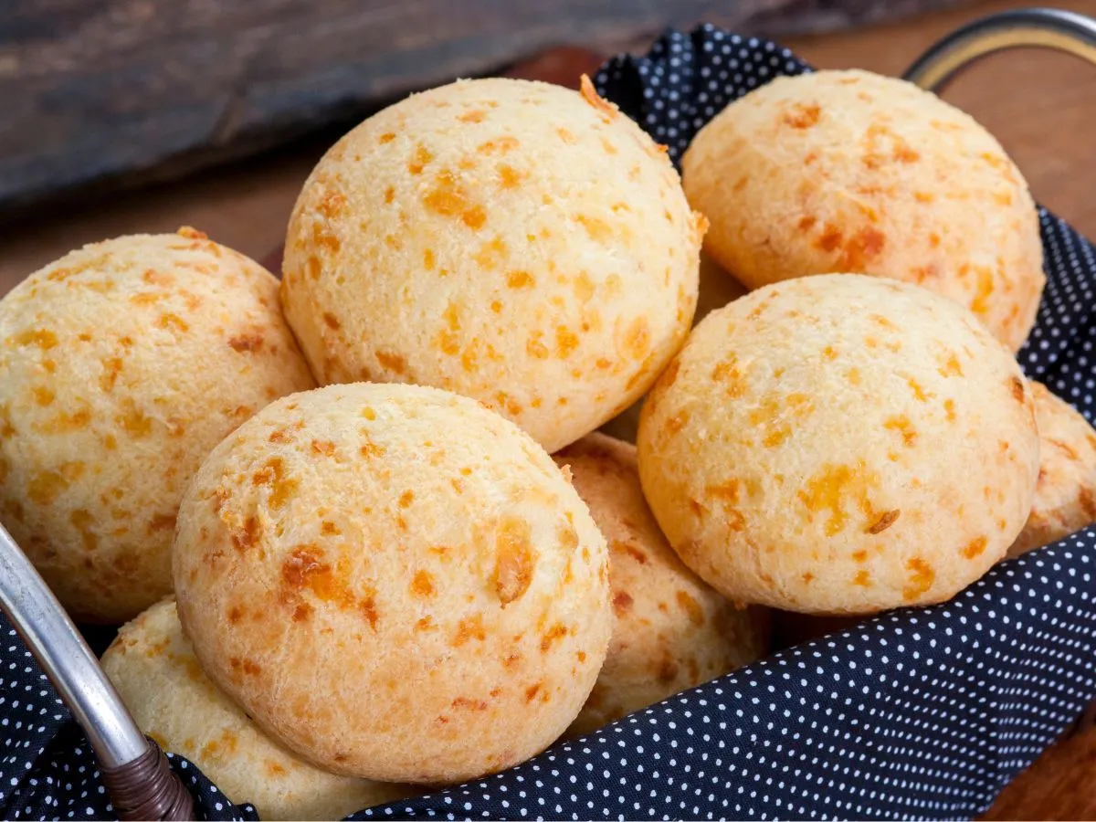 Pãozinhos de tapioca com queijo, prontos para servir como uma opção versátil no café da manhã ou lanche.