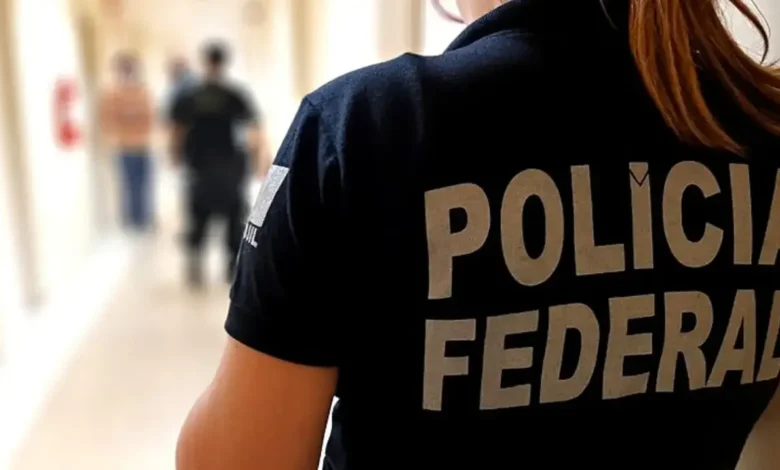 Agente da Polícia Federal em corredor durante operação contra fraudes no INSS.