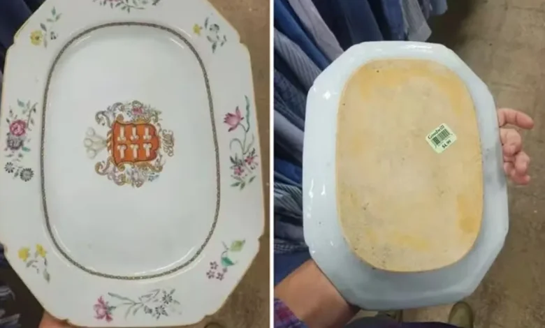 Prato de porcelana raro comprado em brechó, com detalhes florais e brasão central.