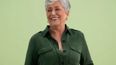 Mulher madura sorrindo com expressão de felicidade, representando mudanças positivas na rotina.