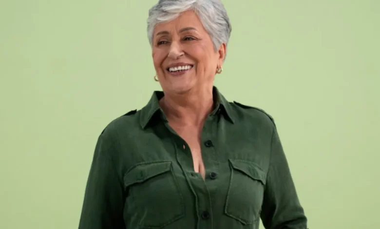 Mulher madura sorrindo com expressão de felicidade, representando mudanças positivas na rotina.