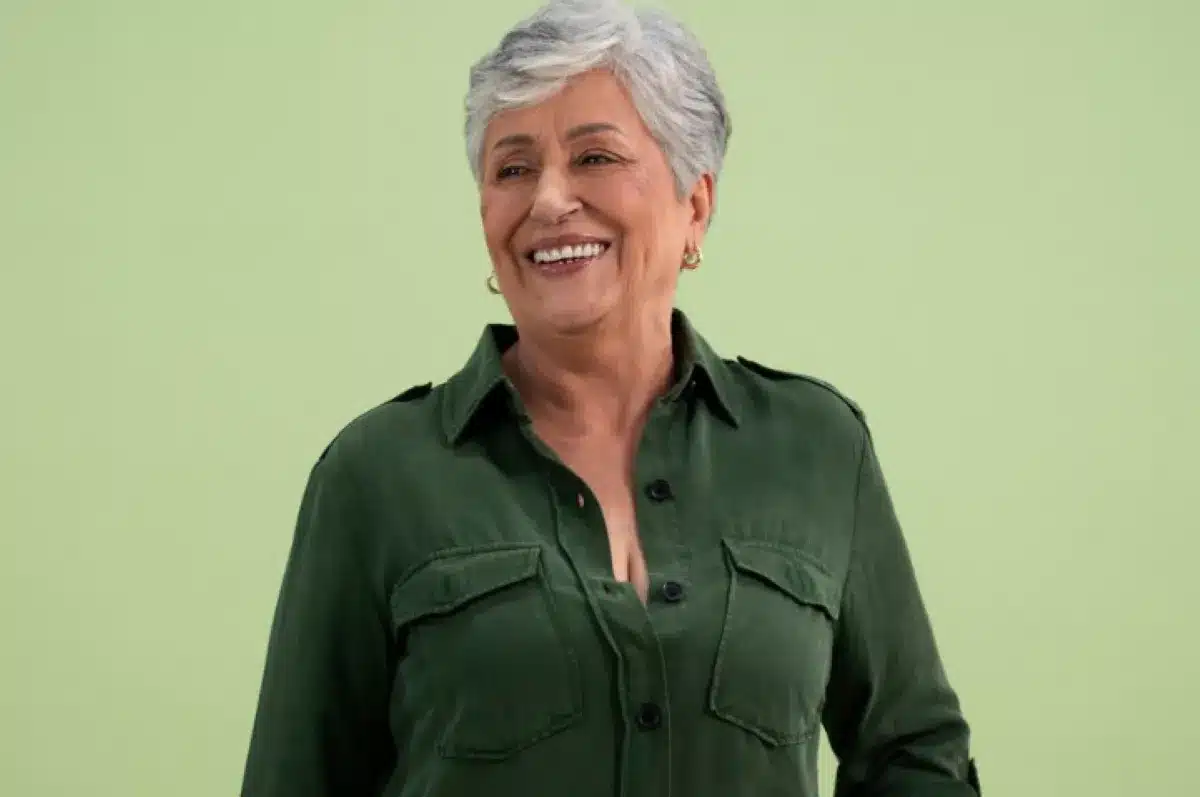 Mulher madura sorrindo com expressão de felicidade, representando mudanças positivas na rotina.