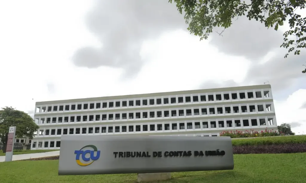 Fachada do Tribunal de Contas da União (TCU), com o logo e o nome da instituição na frente.