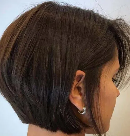 Cabelo curto estilo bob com leve volume, visto de perfil.