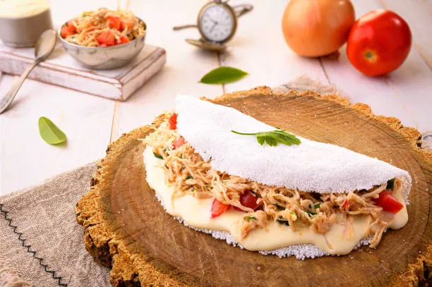 Tapioca recheada com frango desfiado, tomate e ervas, uma opção saudável para diabéticos