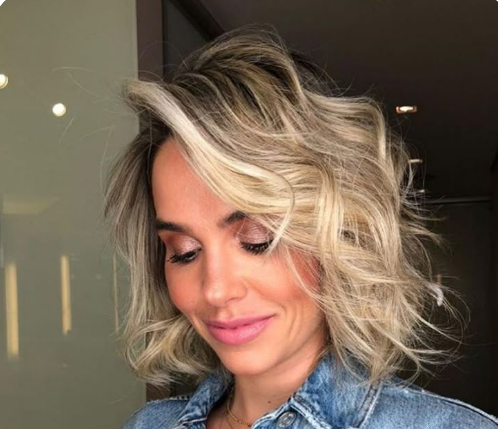 Mulher com cabelo curto e ondulado com textura bagunçada.