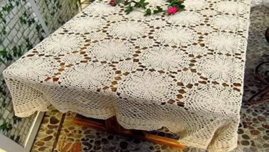 Toalha de mesa de crochê bege com detalhes circulares decorando um ambiente rústico e charmoso