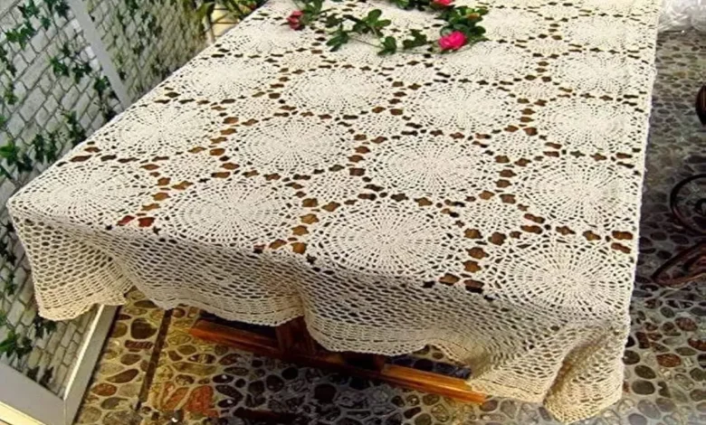 Toalha de mesa de crochê bege com detalhes circulares decorando um ambiente rústico e charmoso