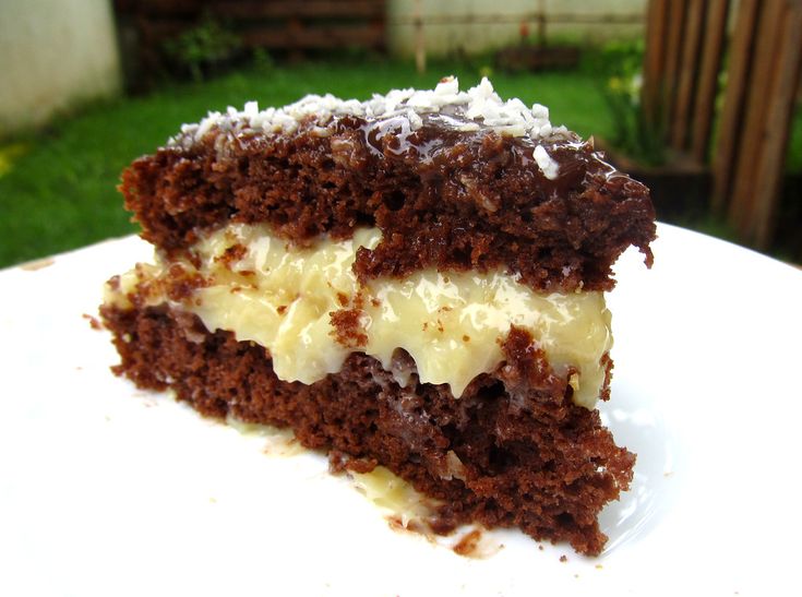 Fatias de bolo de chocolate e coco, mostrando uma variação criativa da torta de coco com chocolate.