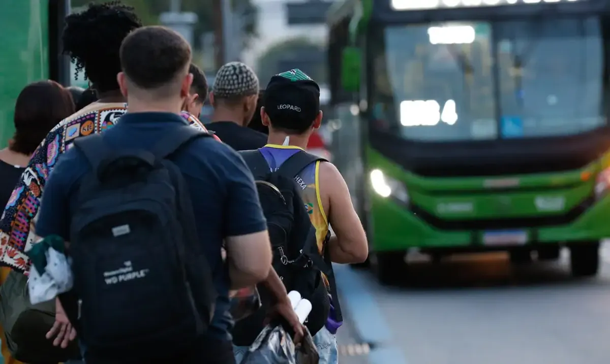 Pessoas aguardando o transporte público, ilustrando a rotina de trabalhadores CLT que podem solicitar o empréstimo consignado.