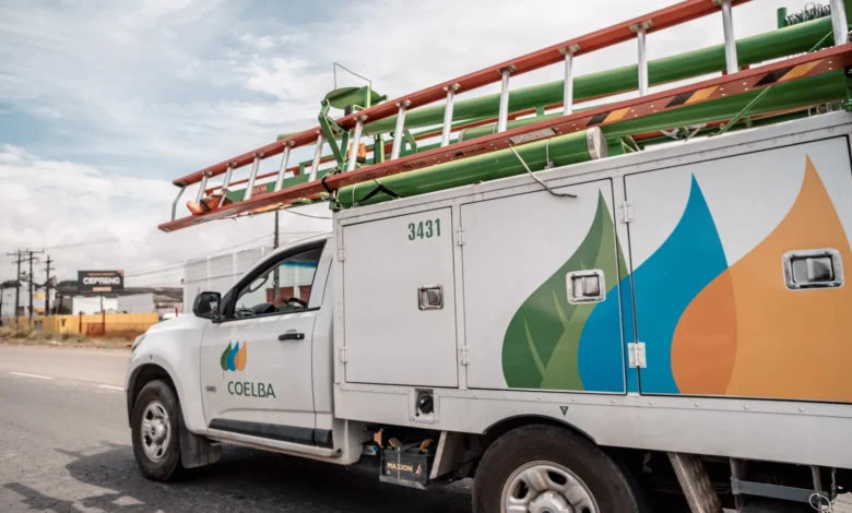 Veículo da Coelba com escada e equipamentos para manutenção elétrica.