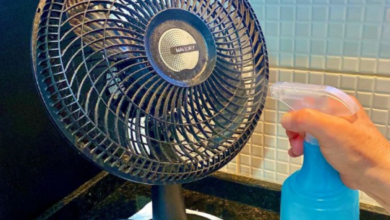 Pessoa usando um saco plástico para limpar a parte traseira de um ventilador