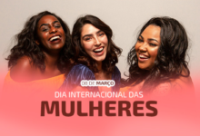 Três mulheres sorrindo em comemoração ao Dia Internacional das Mulheres, realizado em 8 de março. A data é feriado em alguns lugares.