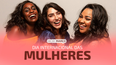 Três mulheres sorrindo em comemoração ao Dia Internacional das Mulheres, realizado em 8 de março. A data é feriado em alguns lugares.