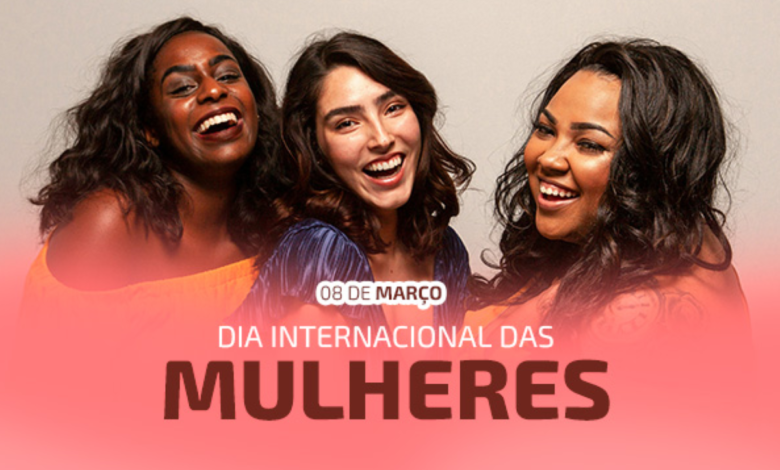 Três mulheres sorrindo em comemoração ao Dia Internacional das Mulheres, realizado em 8 de março. A data é feriado em alguns lugares.