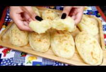 Pão de tapioca de liquidificador sendo puxado, mostrando sua textura macia e sem glúten.