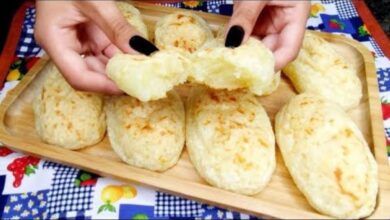 Pão de tapioca de liquidificador sendo puxado, mostrando sua textura macia e sem glúten.