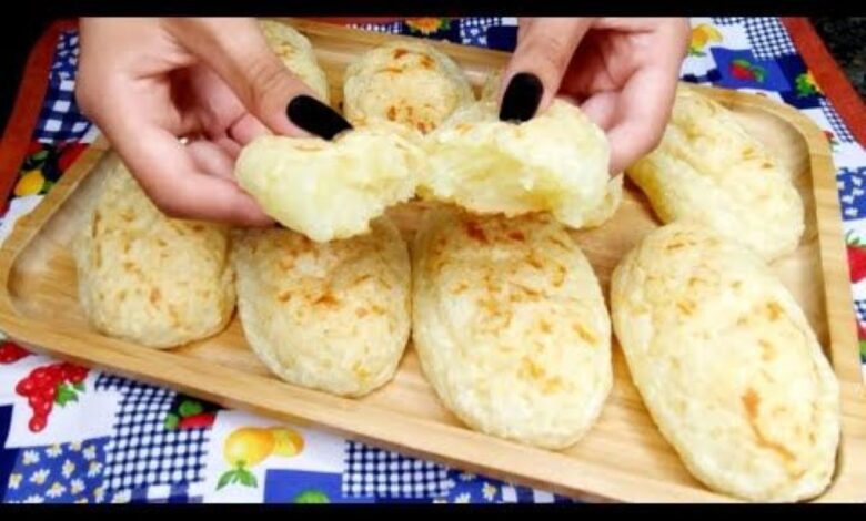 Pão de tapioca de liquidificador sendo puxado, mostrando sua textura macia e sem glúten.