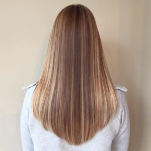 Cabelo longo liso com corte em V visto de costas.