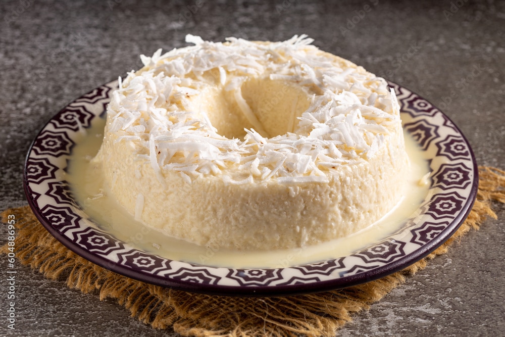 Bolo de tapioca com coco, molhadinho, perfeito para o lanche da tarde" O Alt Text é importante para acessibilidade e SEO, descrevendo o conteúdo da imagem de forma sucinta.