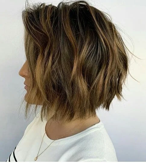 Bob desfiado clássico com camadas e textura, ideal para um look moderno e descontraído